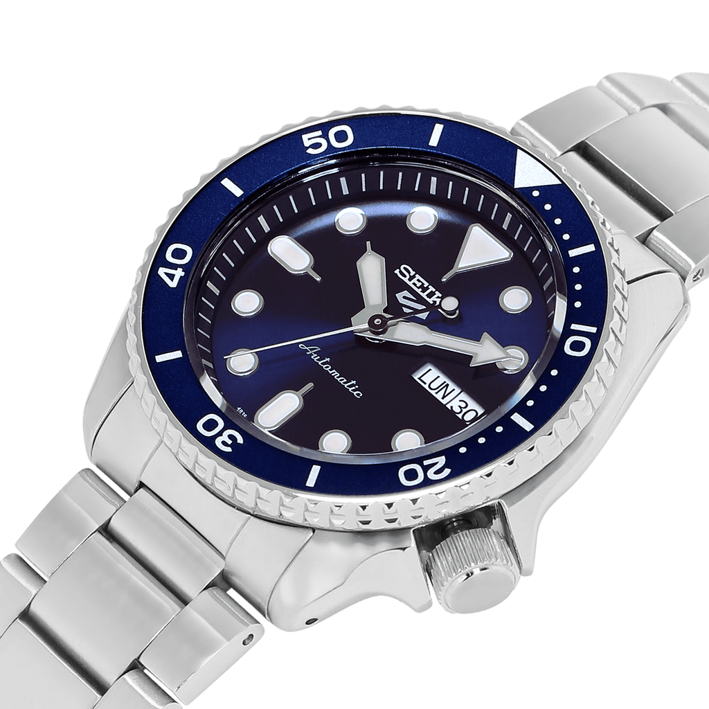 Close-up of Seiko SRPD51K1 Men's Watch Featuring a Sleek Black Dial